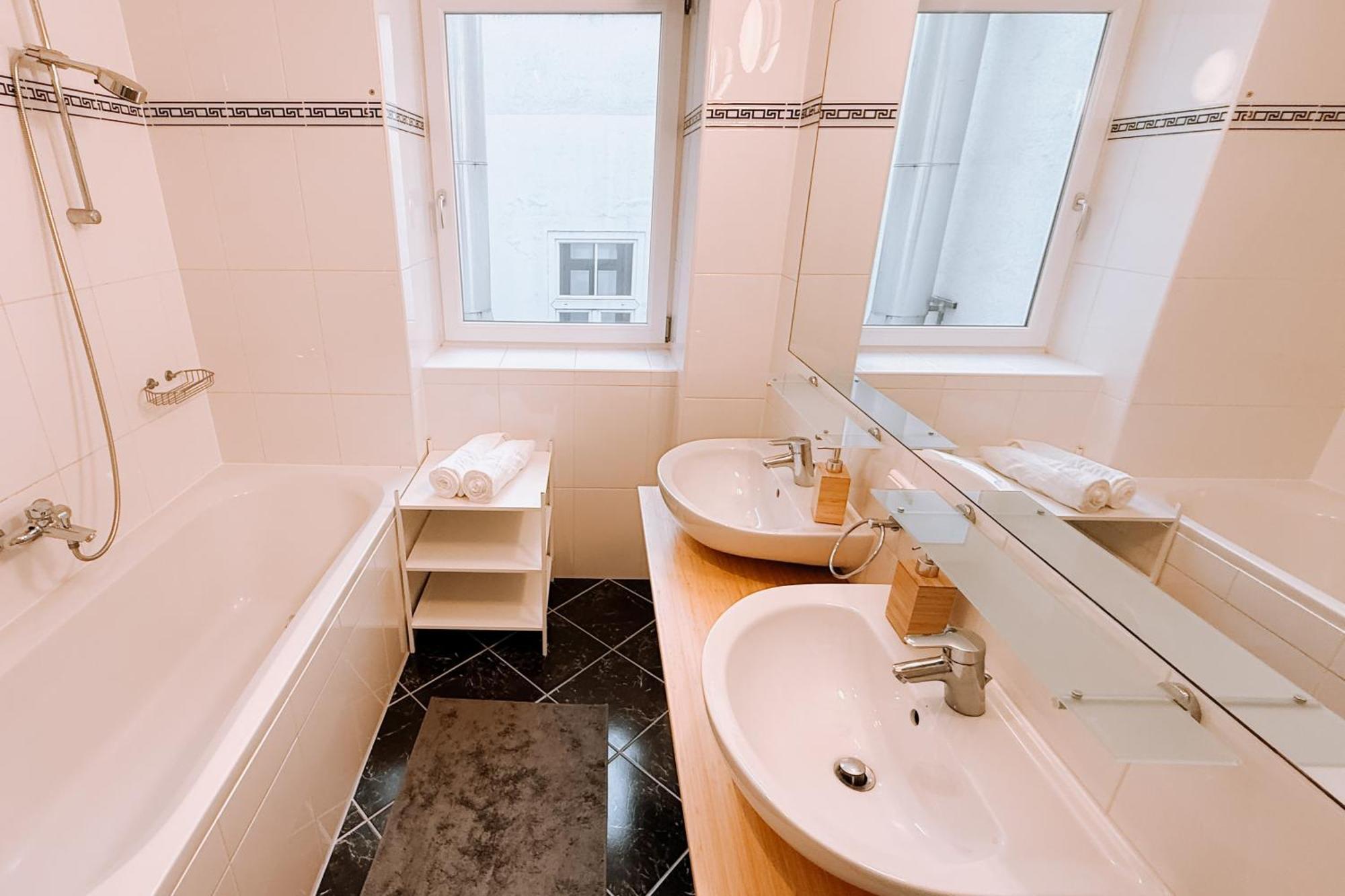90Qm, 3 Bedrooms, Near Schoenbrunn, Balcony - Axara Housing Vienna Exterior photo